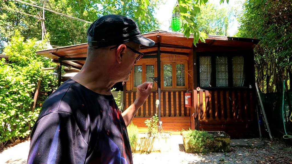 Paolo Goglio, il pioniere della vita in campeggio: «Ero disperato, ora non tornerei più indietro»